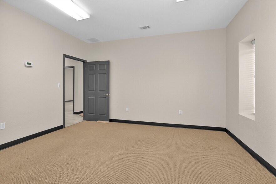 More Photos Of 11111 Neeshaw Dr, Houston Industrial For Lease