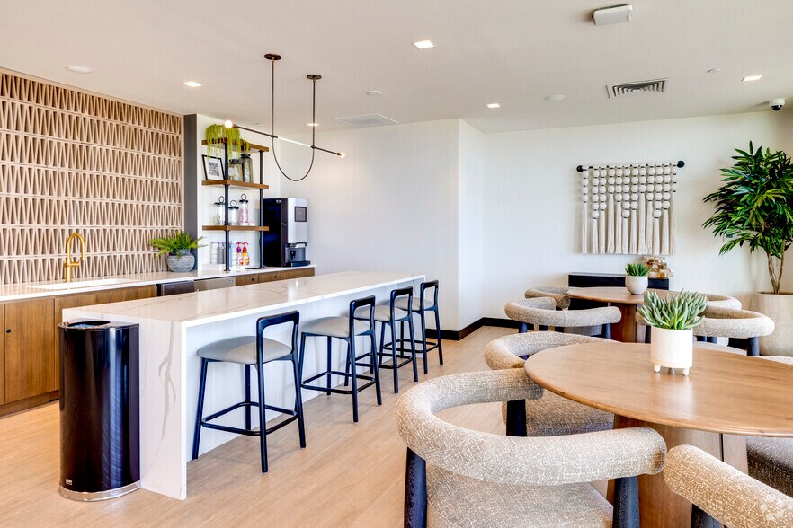 More Photos Of 817 N 6th St, Phoenix Apartments For Lease