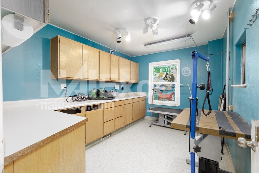 More Photos Of 1545 W State St, Hurricane Veterinarian Kennel For Sale
