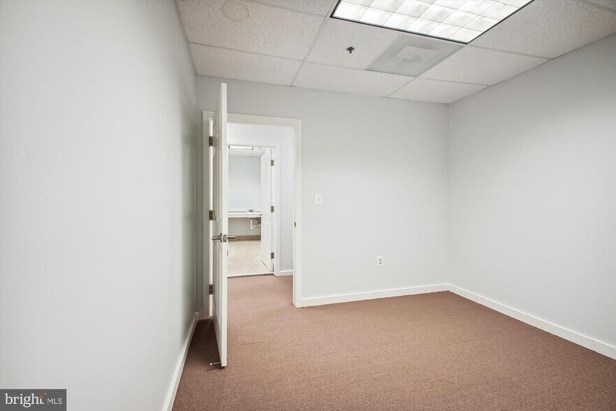 More Photos Of 8740 Cherry Ln, Laurel Light Manufacturing For Sale