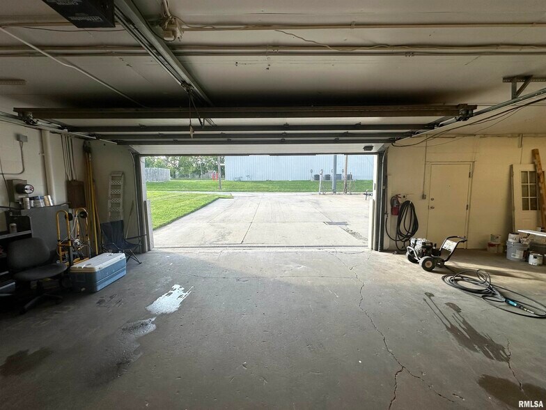 More Photos Of 817 NE Adams St, Peoria Warehouse For Sale