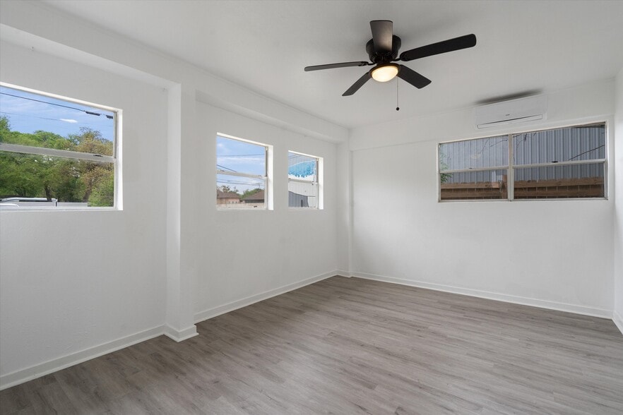 More Photos Of 10205 Old Manchaca Rd, Austin Flex For Lease