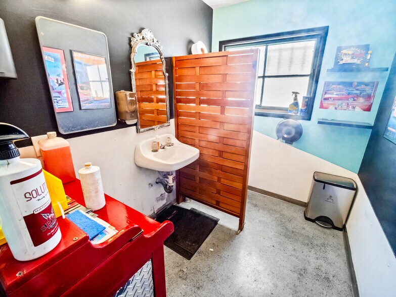 More Photos Of 2029 W 16th St, Long Beach Warehouse For Sale