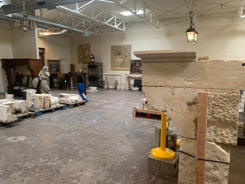 More Photos Of 1308 Dragon St, Dallas Showroom For Lease