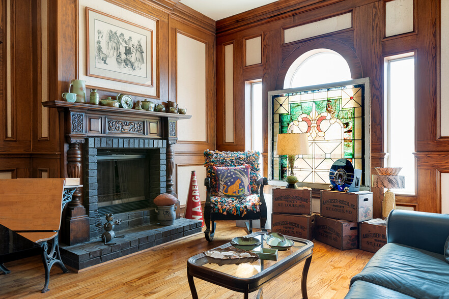 More Photos Of 4819 Broadway St, Addison Office Residential For Lease