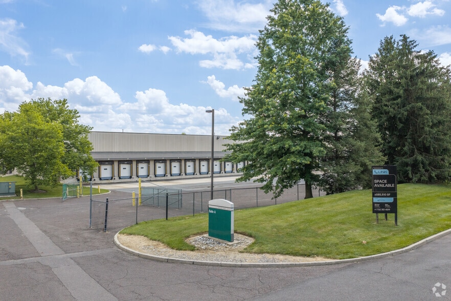 More Photos Of 400 Cabot Dr, Hamilton Distribution For Lease
