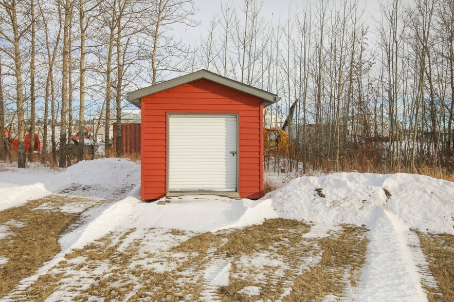 More Photos Of 5209 49A Ave, Bentley Office For Sale