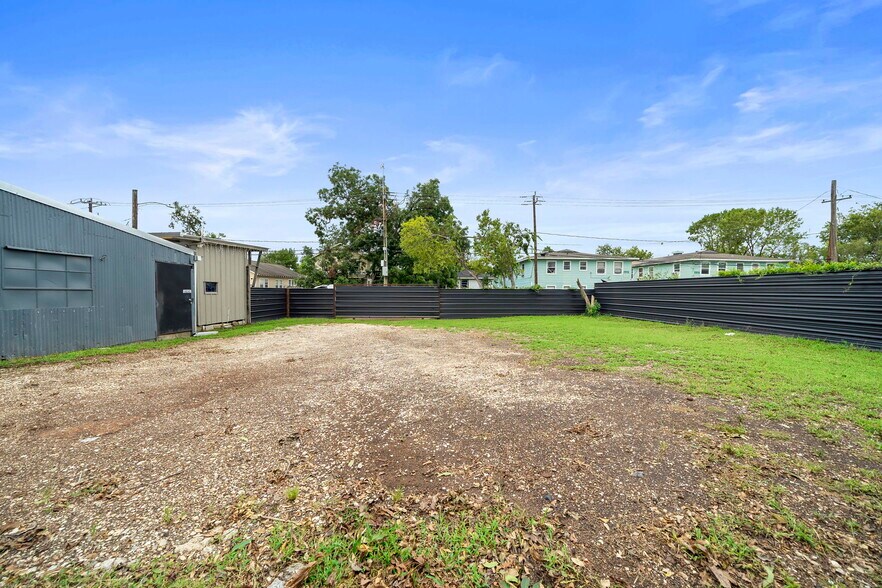 More Photos Of 120 N Bryan St, Houston Warehouse For Lease