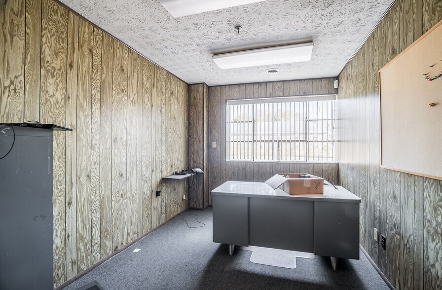 More Photos Of 413 Oxford Rd, Franklin Manufacturing For Sale