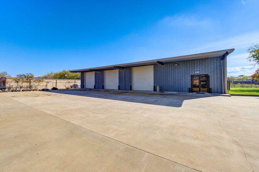 More Photos Of 9399 Summerbell, Houston Warehouse For Lease