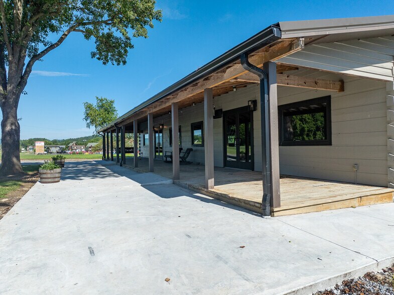 More Photos Of 8123 E Lamar Alexander Pky, Townsend Restaurant For Sale