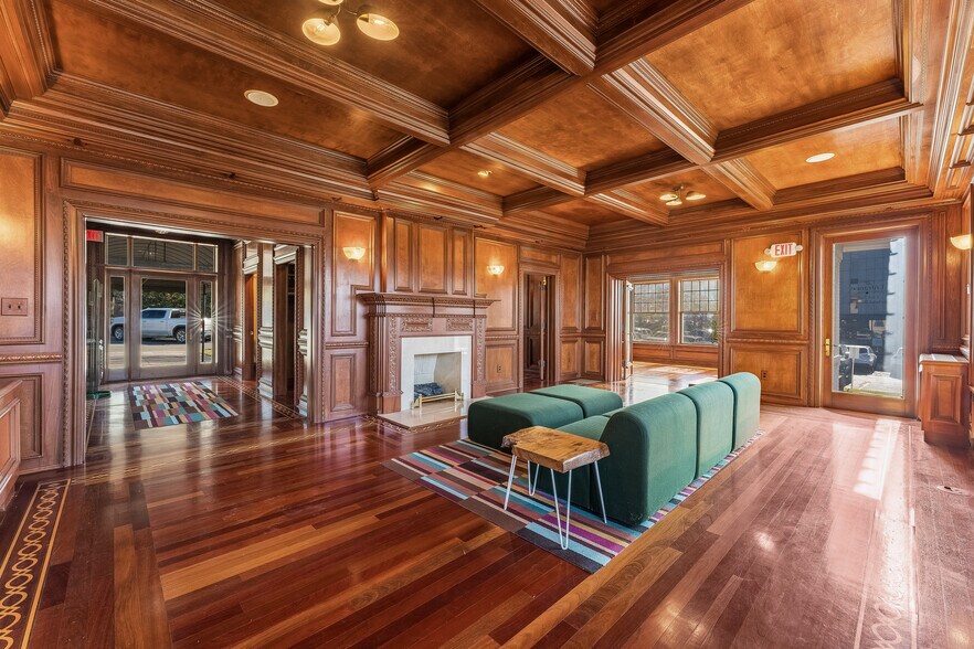 More Photos Of 324 N College Ave, Fayetteville Office For Sale