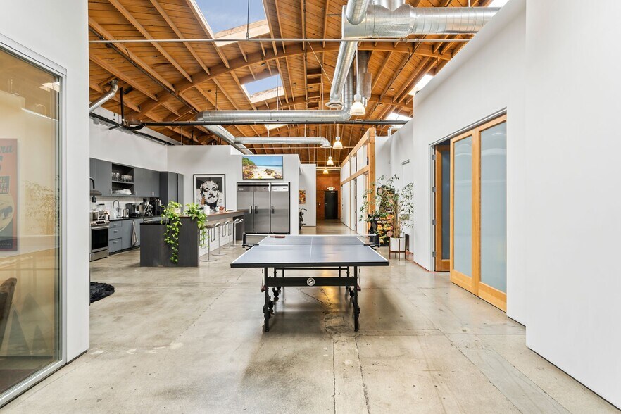 More Photos Of 2014-2058 Broadway, Santa Monica Office For Lease