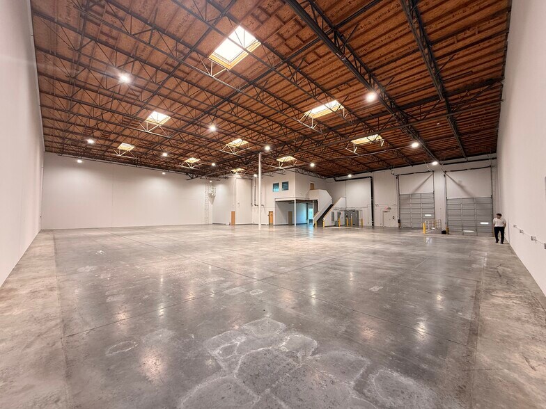 More Photos Of 28751 Industry Dr, Valencia Warehouse For Sale