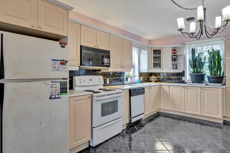 More Photos Of 2449 Queen Mary St, Cavan Storefront Retail Residential For Sale