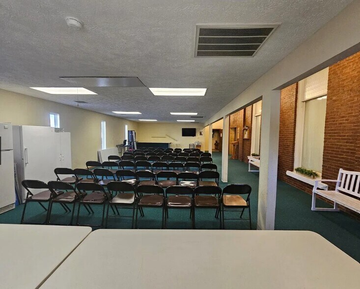 More Photos Of 401 N Vine St, Sparta Specialty For Sale