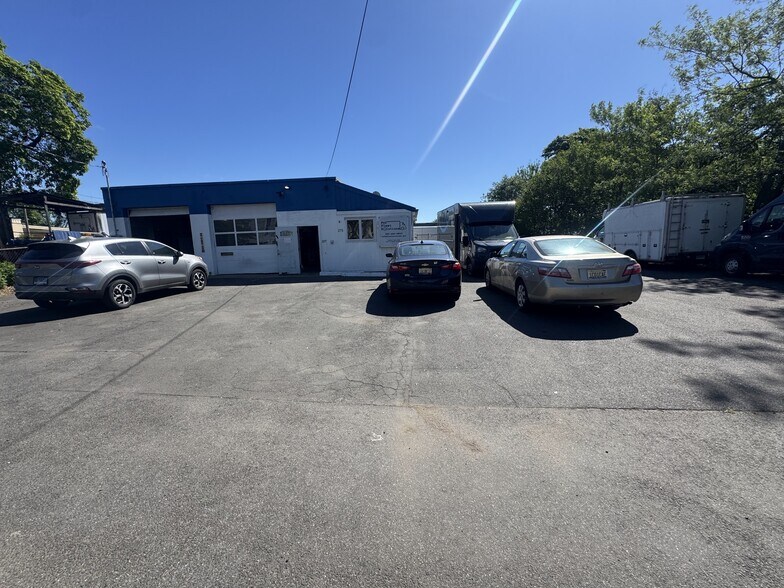 More Photos Of 275 Front Ave, West Haven Auto Repair For Sale