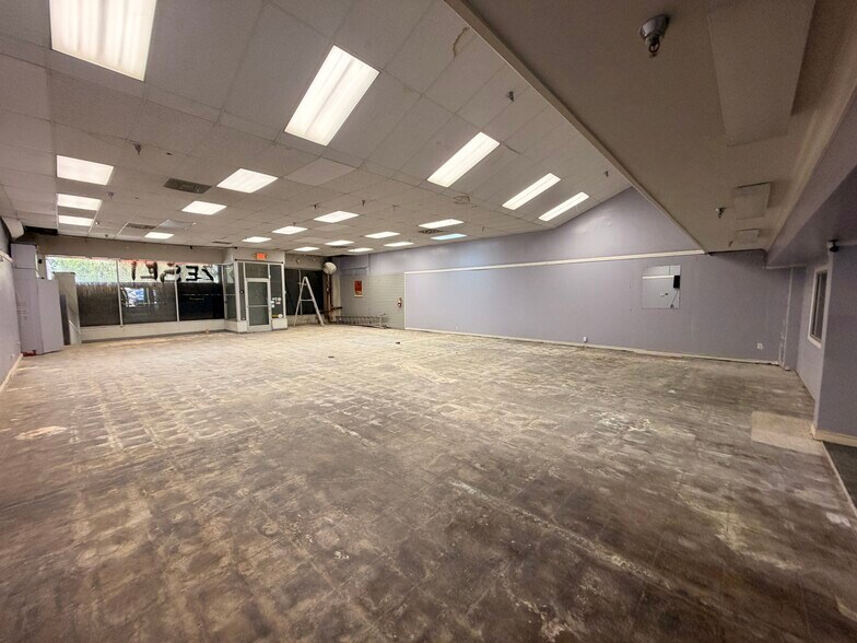 More Photos Of 5645 Hollywood Blvd, Hollywood Storefront For Lease