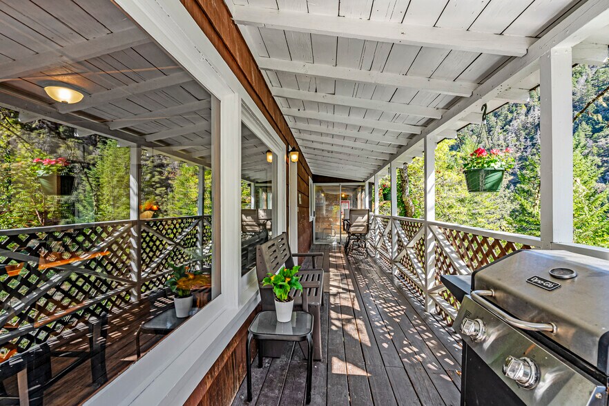 More Photos Of 11744 Galice Rd, Merlin Hotel For Sale