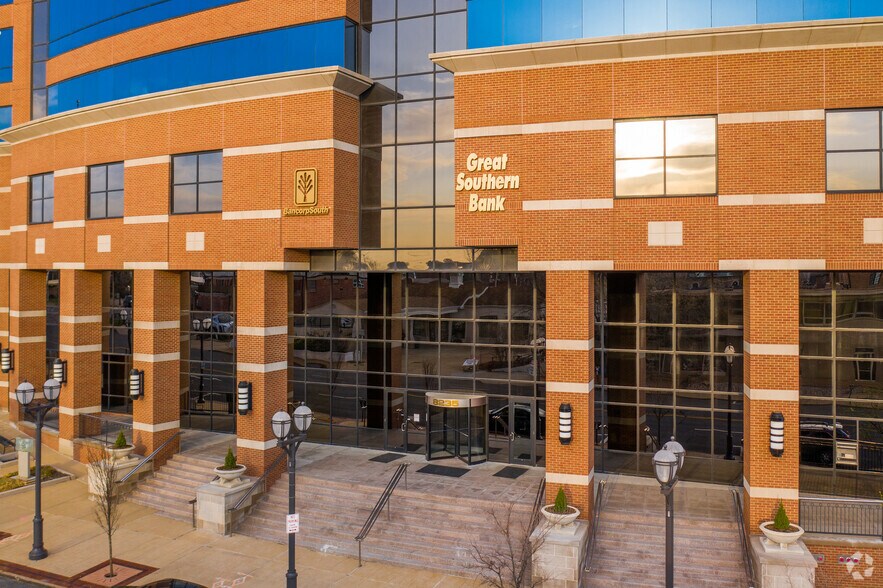 More Photos Of 8235 Forsyth Blvd, Clayton Office For Lease