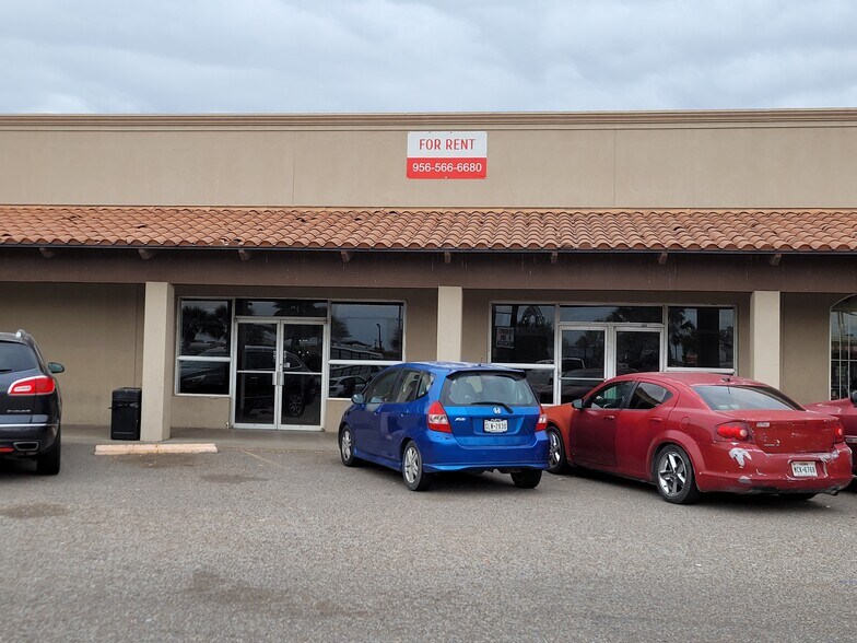 More Photos Of 300 S International Blvd, Hidalgo General Retail For Lease