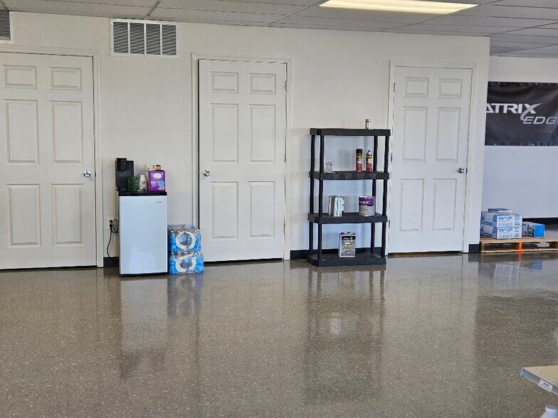 More Photos Of 1300 W Saunders St, Mount Pleasant Showroom For Lease