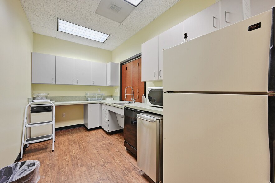 More Photos Of 8001 Centre Park Dr, Austin Office For Lease