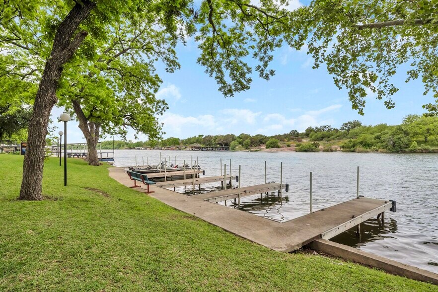 More Photos Of 408 Clen Oak Pkwy, Burnet Hospitality For Sale