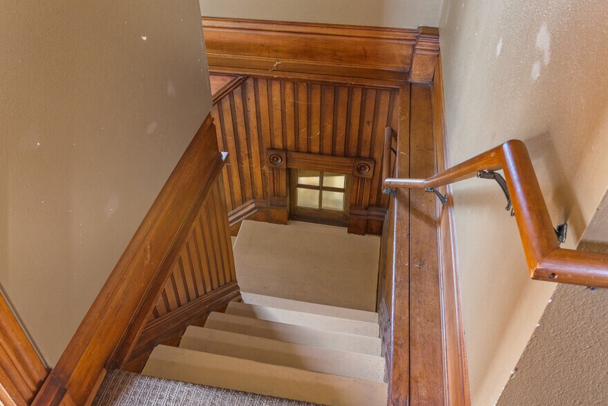 More Photos Of 2711 W College St, Bozeman Restaurant For Sale