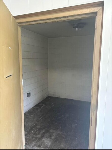 More Photos Of 1300 W Saunders St, Mount Pleasant Showroom For Lease