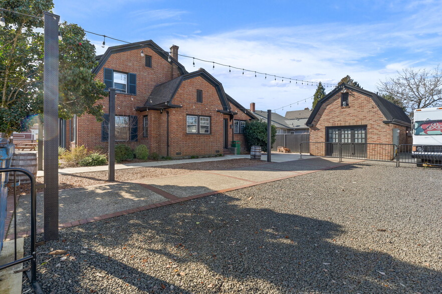 More Photos Of 883 SW Church St, Dallas Restaurant For Sale