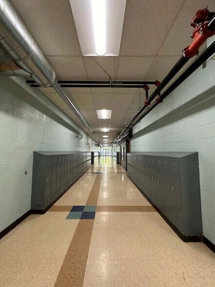 More Photos Of 300 E Cass St, Schoolcraft Office For Lease