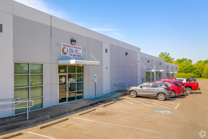 More Photos Of 616-642 E Centre Park Blvd, DeSoto Warehouse For Lease