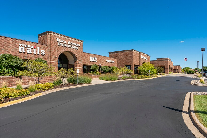 More Photos Of 800-860 W 78th St, Chanhassen General Retail For Lease