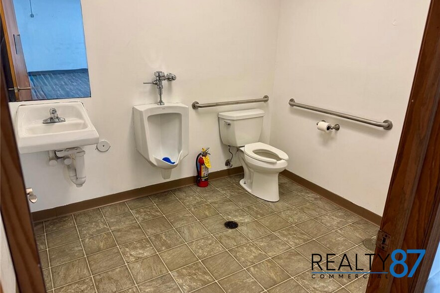 More Photos Of 266 Blairs Ferry Rd NE, Cedar Rapids Storefront For Lease