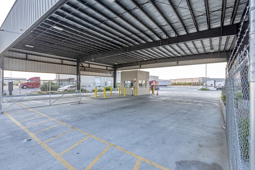 More Photos Of 1207 Beltway Pky, Laredo Warehouse For Lease