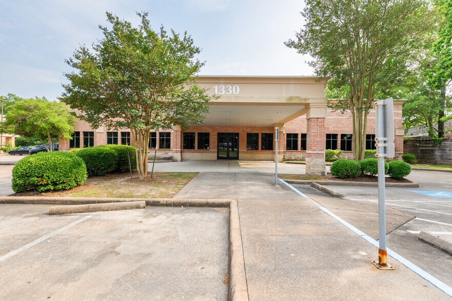 More Photos Of 1330 Kingwood Dr, Kingwood Medical For Lease