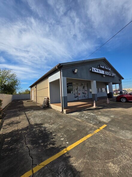 More Photos Of 14206 S Post Oak Rd, Houston General Retail For Sale