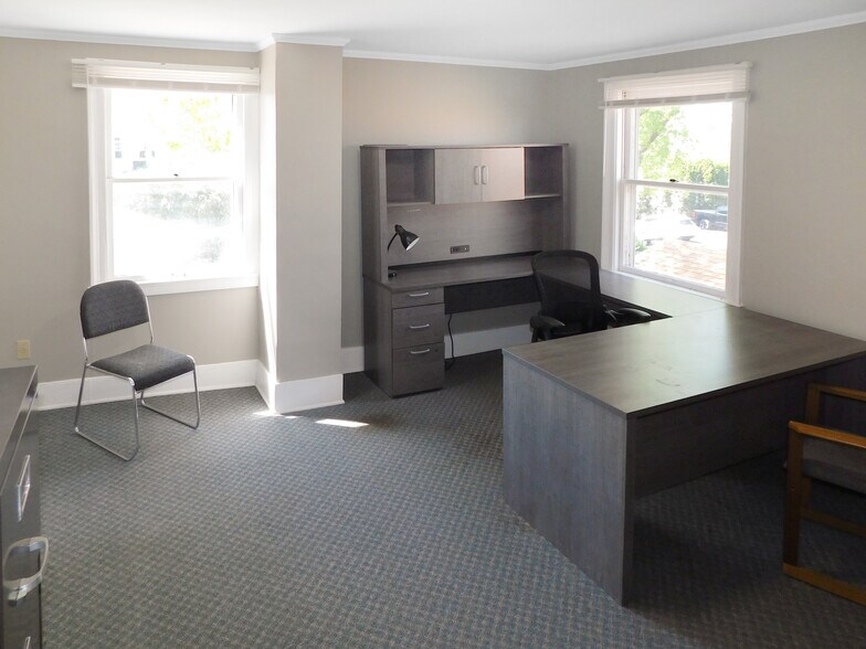 More Photos Of 122 E Main St, Rockton Office For Lease
