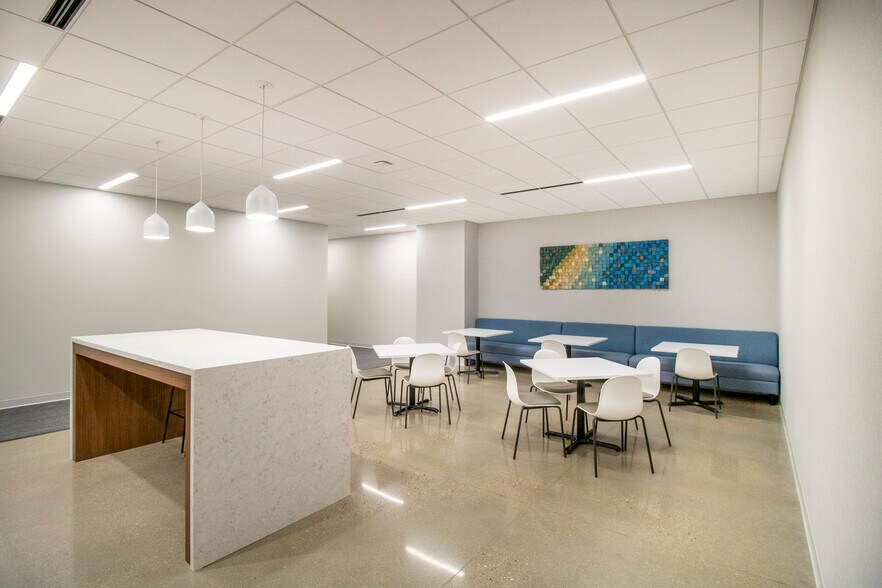 More Photos Of 1401 Discovery Pky, Milwaukee Office For Lease