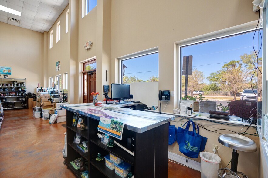 More Photos Of 1500 Desoto Rd, Sarasota Warehouse For Sale