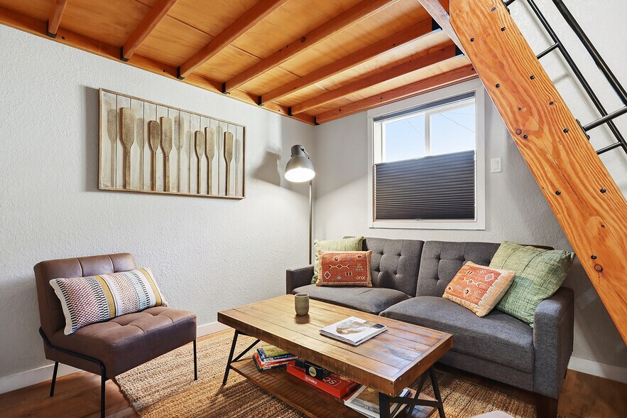 More Photos Of 501 Deschutes Ave, Maupin Freestanding For Sale