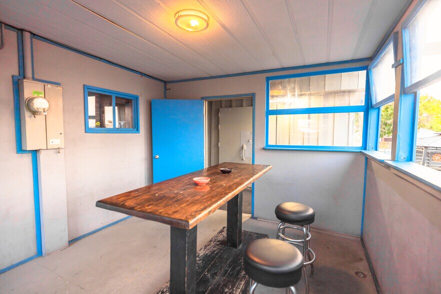 More Photos Of 1126 Smelter Ave NE, Black Eagle Bar For Sale