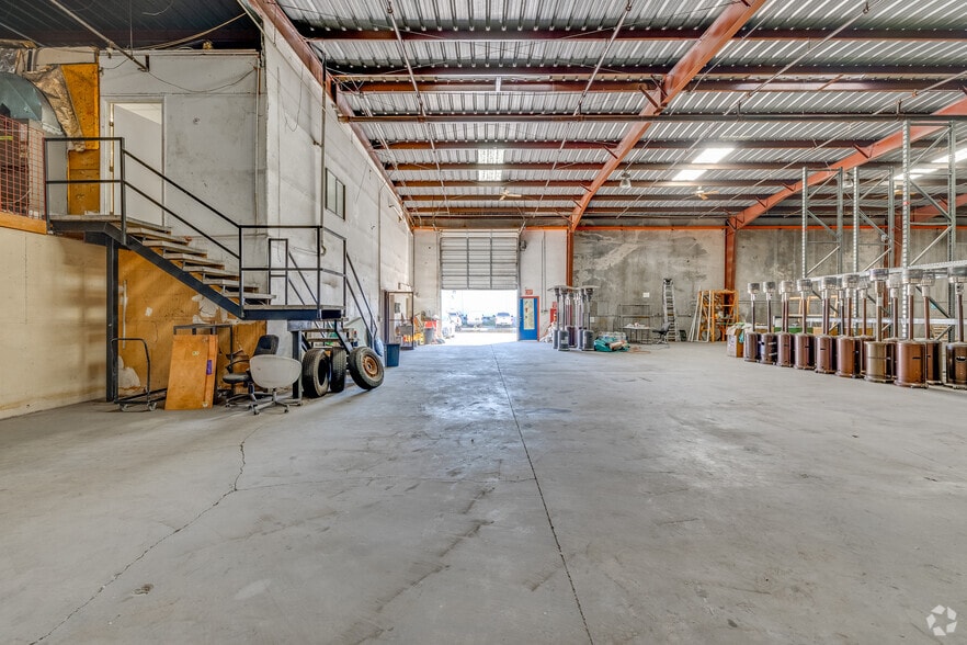 More Photos Of 1315 E Gibson Ln, Phoenix Warehouse For Lease