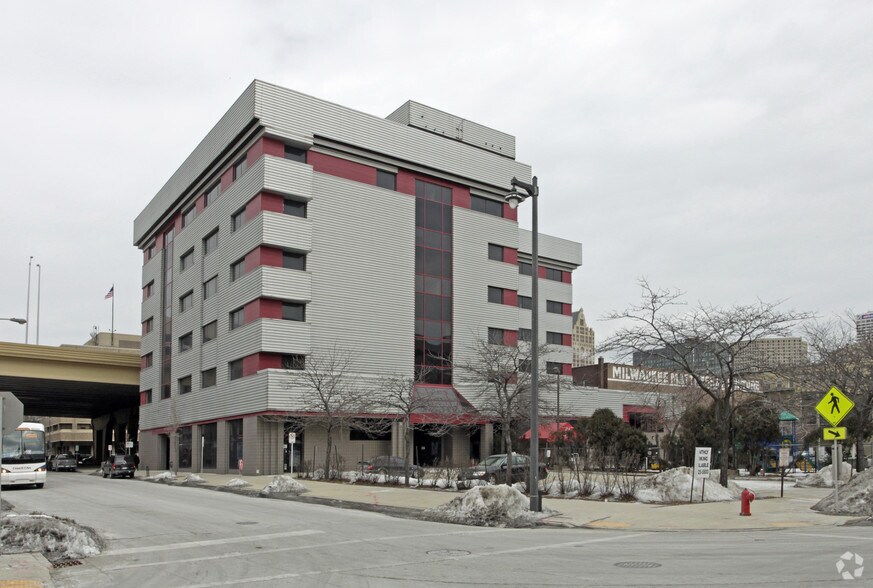More Photos Of 350 W Saint Paul Ave, Milwaukee Office For Sale