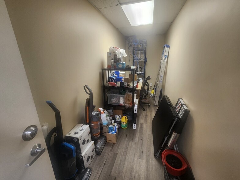 More Photos Of 936 W Greenfield Ave, Milwaukee Freestanding For Sale