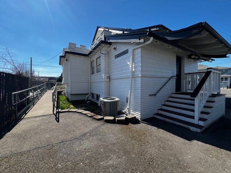 More Photos Of 1535 State St, Salem Office For Sale