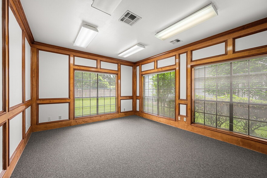 More Photos Of 1350 Avenue D, Katy Office For Sale