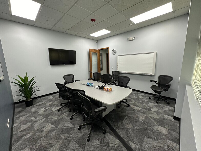 More Photos Of 1125 Remington Rd, Schaumburg Showroom For Lease