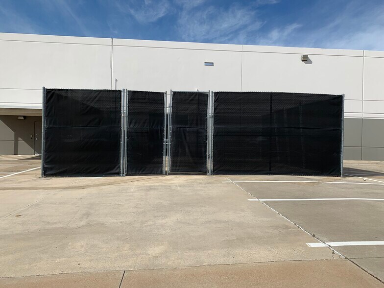 More Photos Of 1955 Lakeway Dr, Lewisville Showroom For Lease